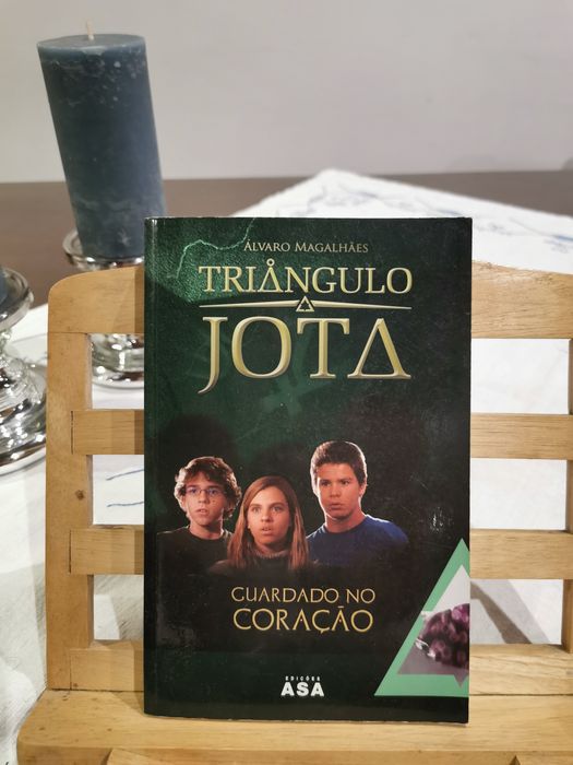 Livros da coleção Triângulo Jota
