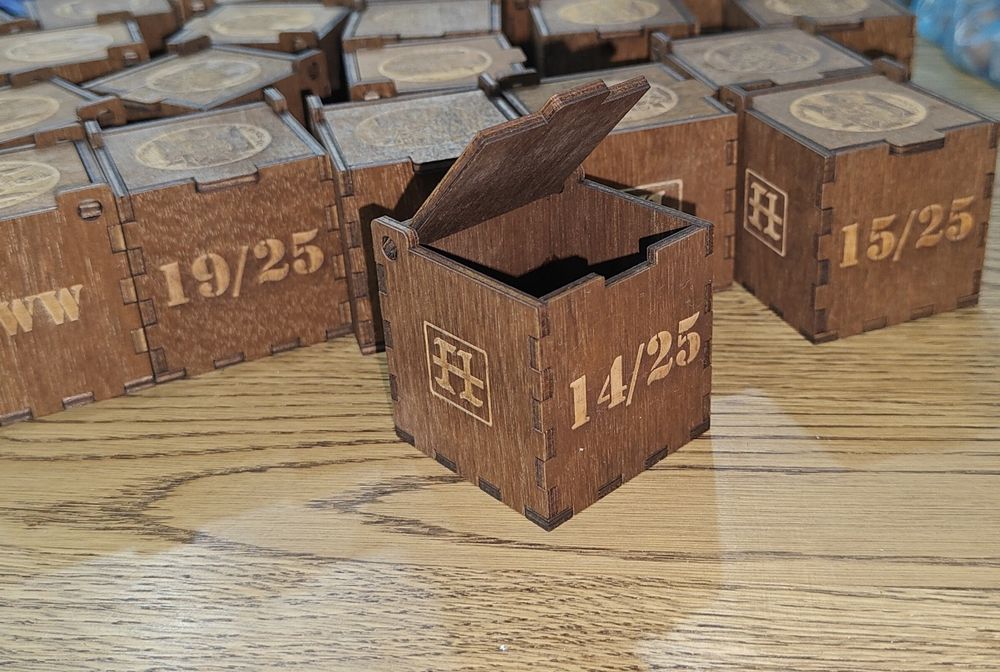 Упаковка дерев'яна з фанери фарбована