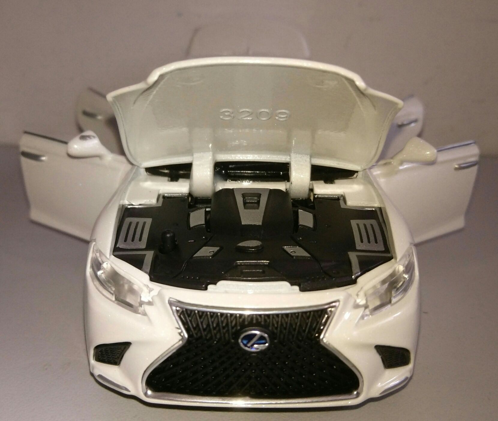 Машинка Lexus LS500h модель 1:32. Металлическая, звук, свет.