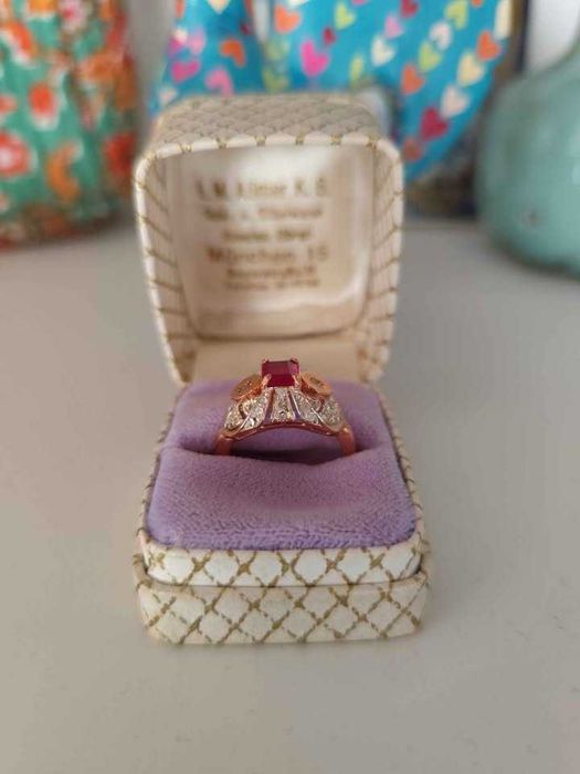 Anel em ouro e prata com pedras preciosas. Reprodução da época.