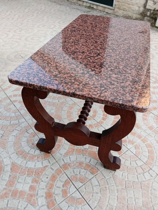 Mesa de sala em madeira