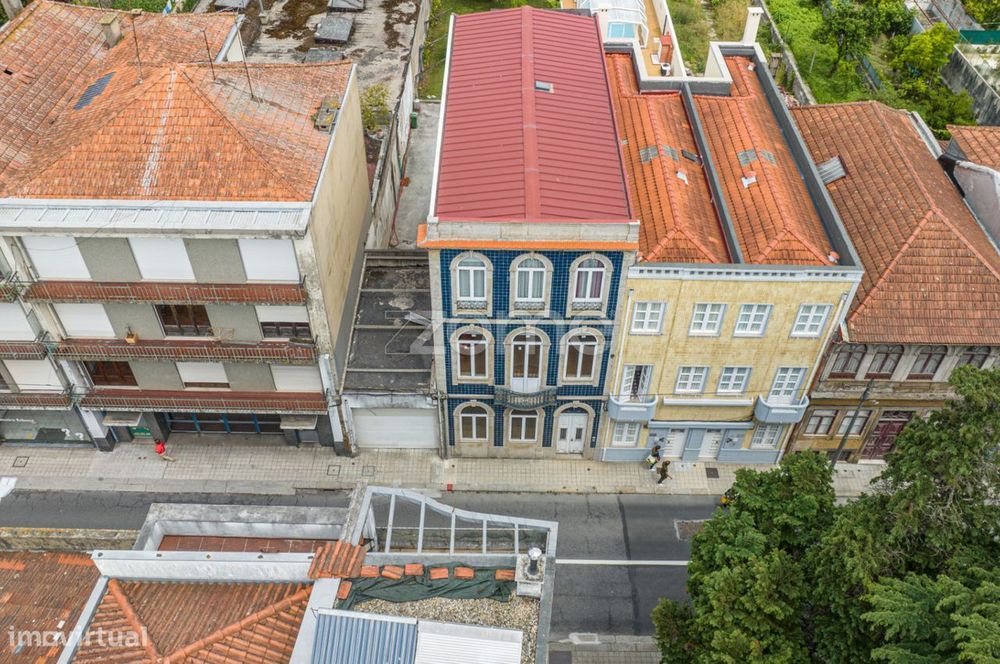 Prédio com 3 pisos e jardim na Rua de Costa Cabral