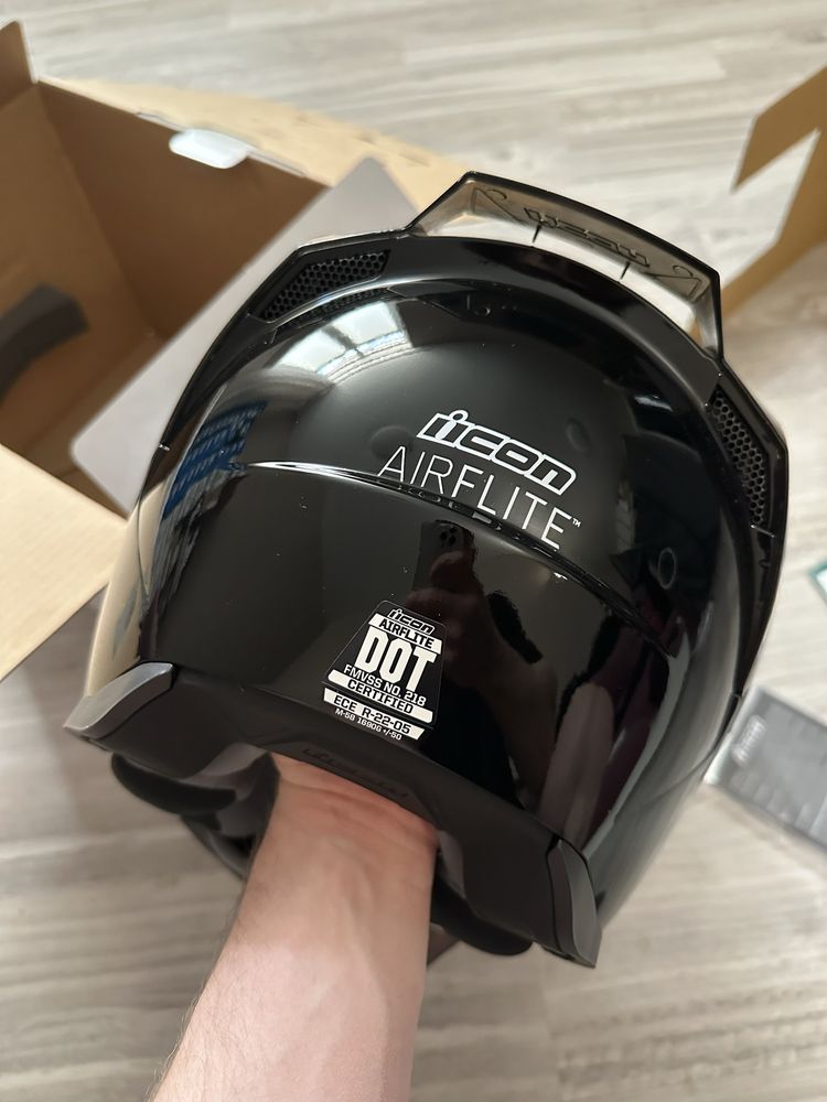 Мотциклетный шлем Icon Airflite Gloss Solids Black Helmet 0101-10856