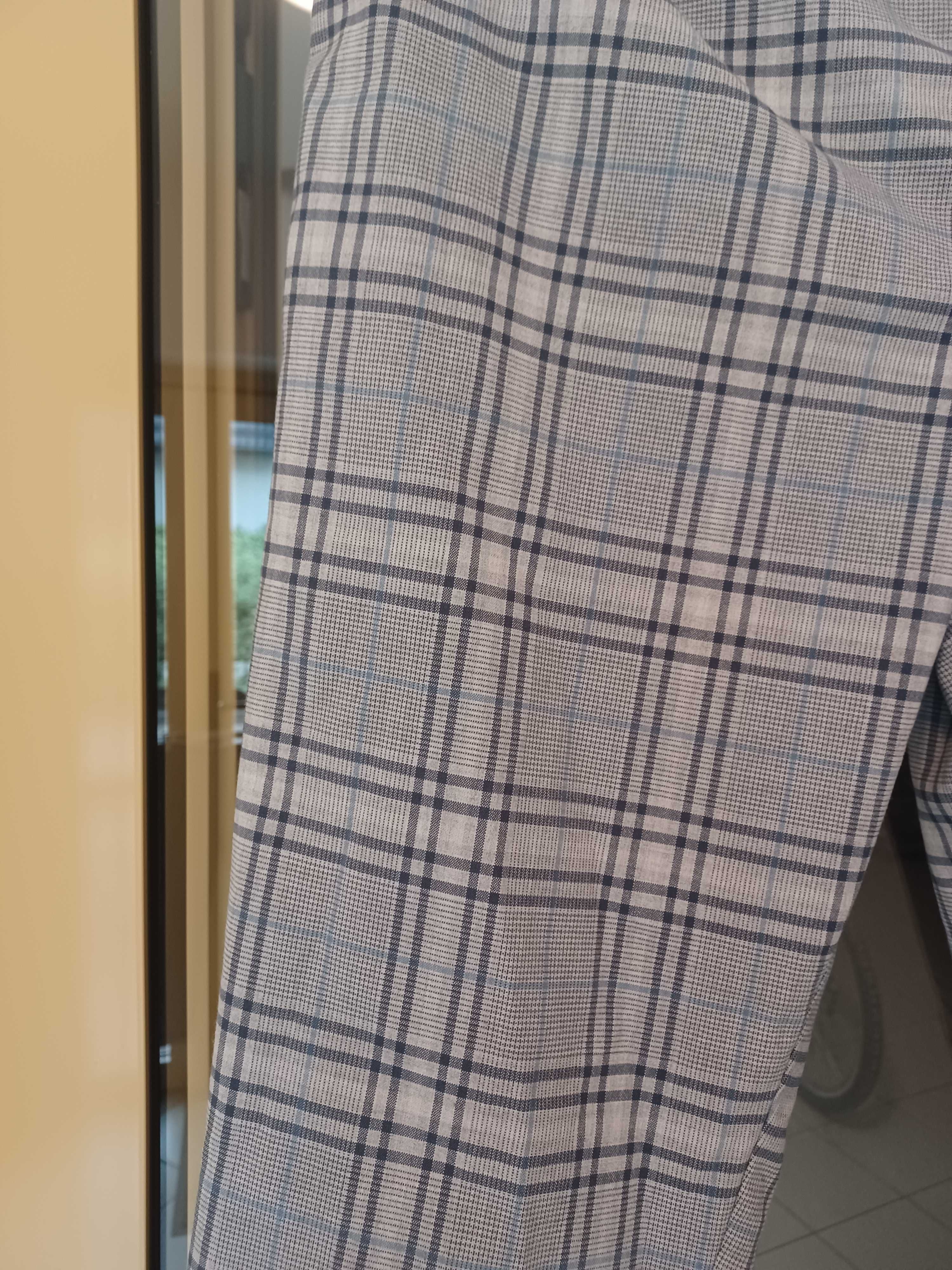 Spodnie 7/8 lekko szersza nogawka Mom Fit marki Akme rozmiar M/L.