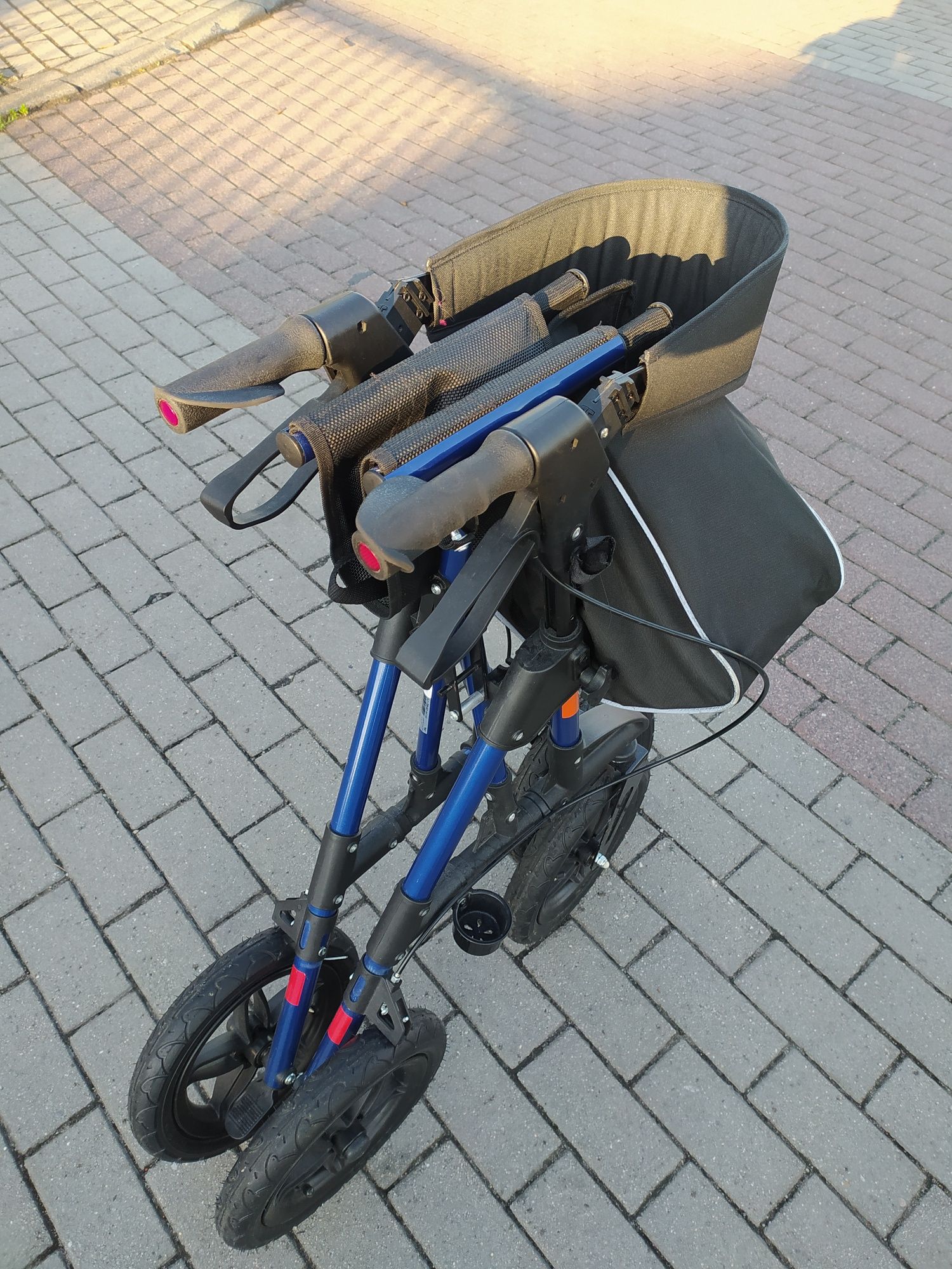 Balkonik na pompowanych kołch, rolator, chodzik inwalidzki