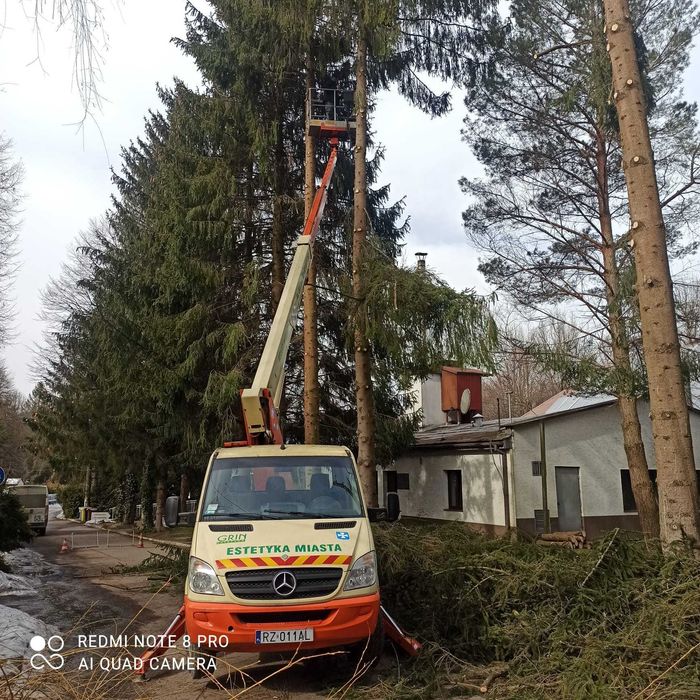 Podnośnik koszowy zwyżka 21 m, montowana na pojeździe Mercedes Benz