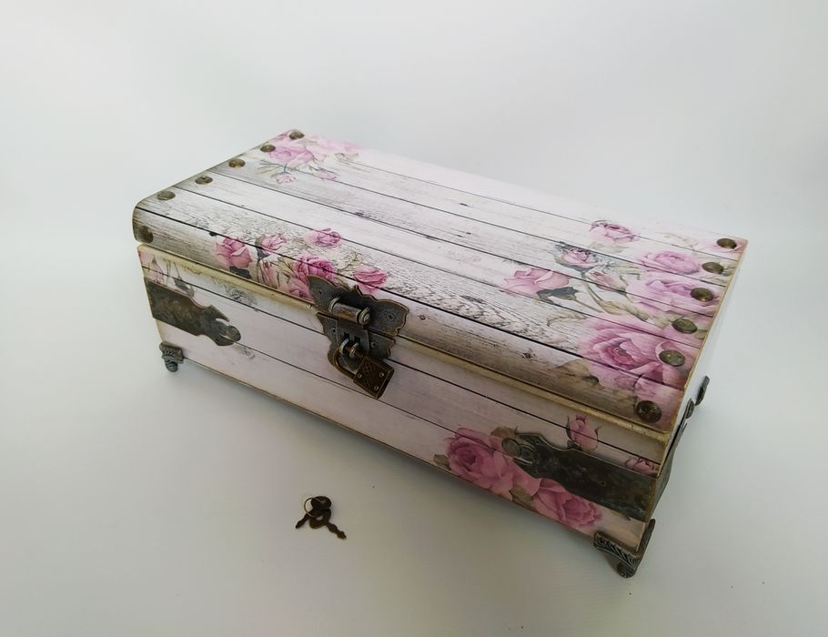 Великий дерев'яний сундук в стилі Шеббі шик