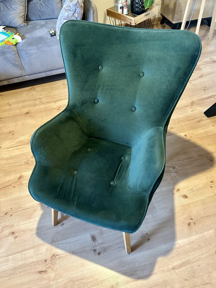 Fotel uszak zielony Miljä z podnóżkiem