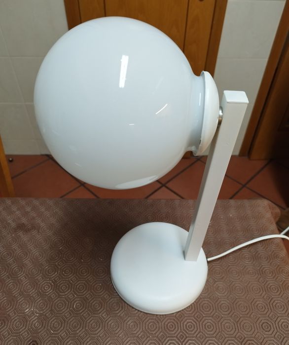 Candeeiro de mesa "vintage" de globo de vidro opalino.