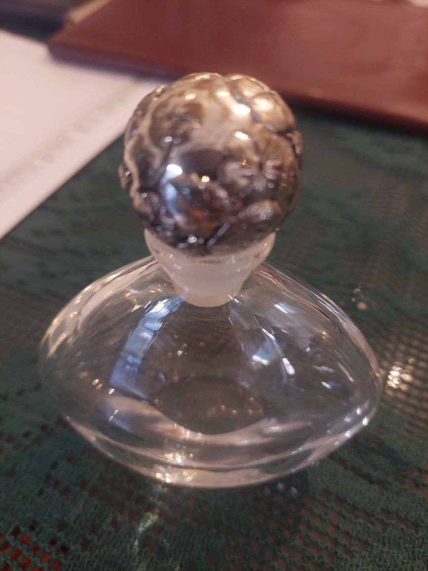 Frasco  em cristal com tampa trabalhada em prata
