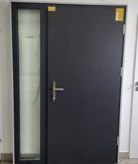 Drzwi zewnętrzne gr. 68 mm z naświetlem bocznym antracyt 90 prawe
