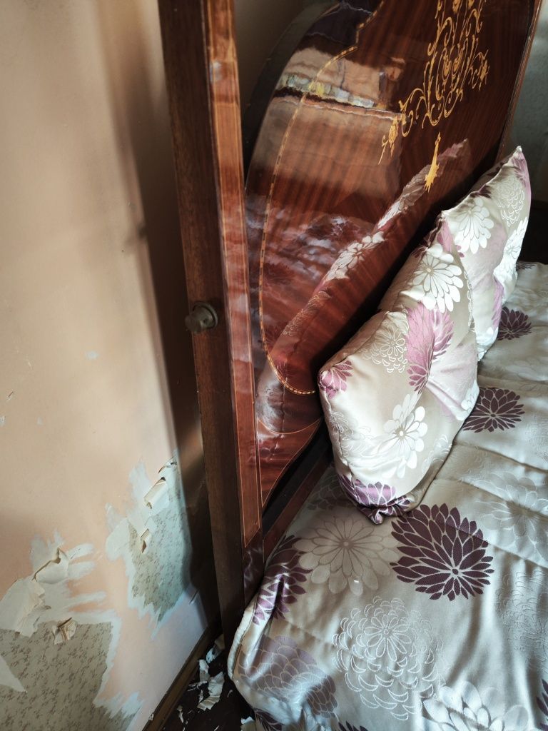 Cama clássica antiga
