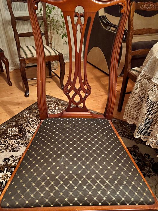 Стіл та чотири стільці