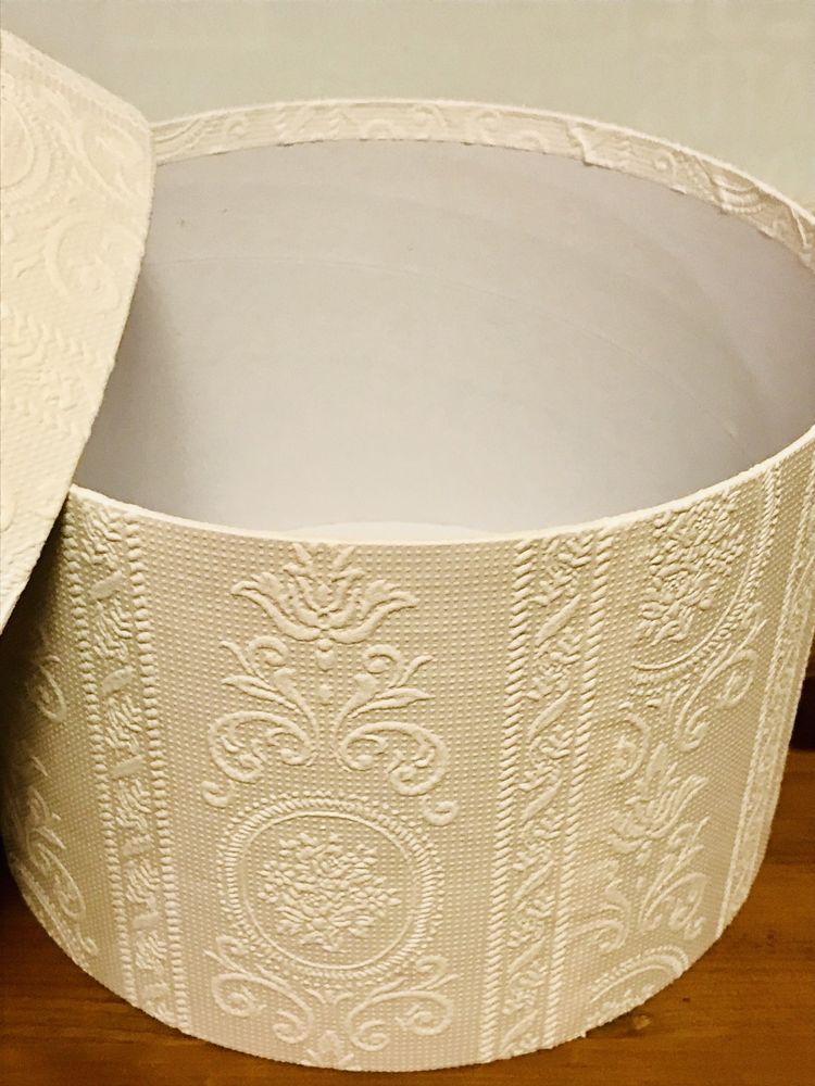 Pudełko kartonowe tłoczone okrągłe ornament białe L
