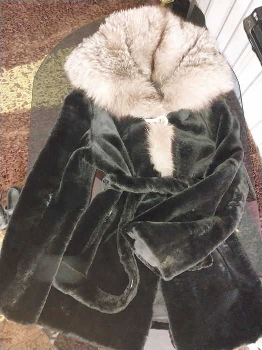 Продам итальянскую шубку,чернобурка и бобрик 36 -38 размер