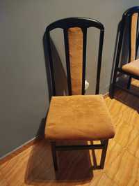 Krzesła drewniane.