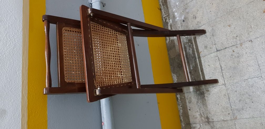 Cadeira articulada em palhinha