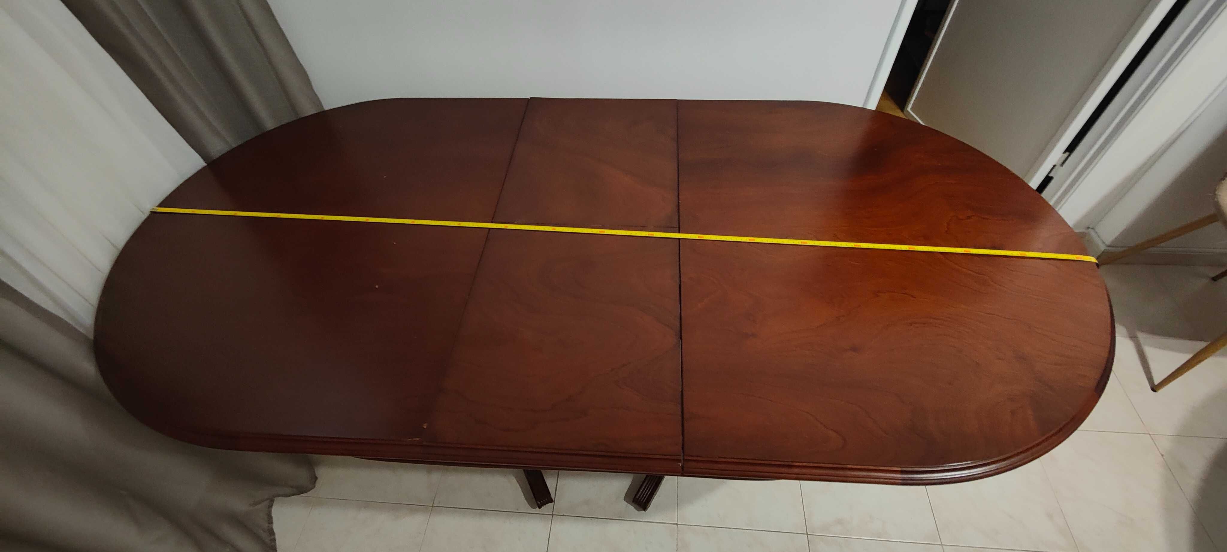 Mesa de jantar extensível em madeira.