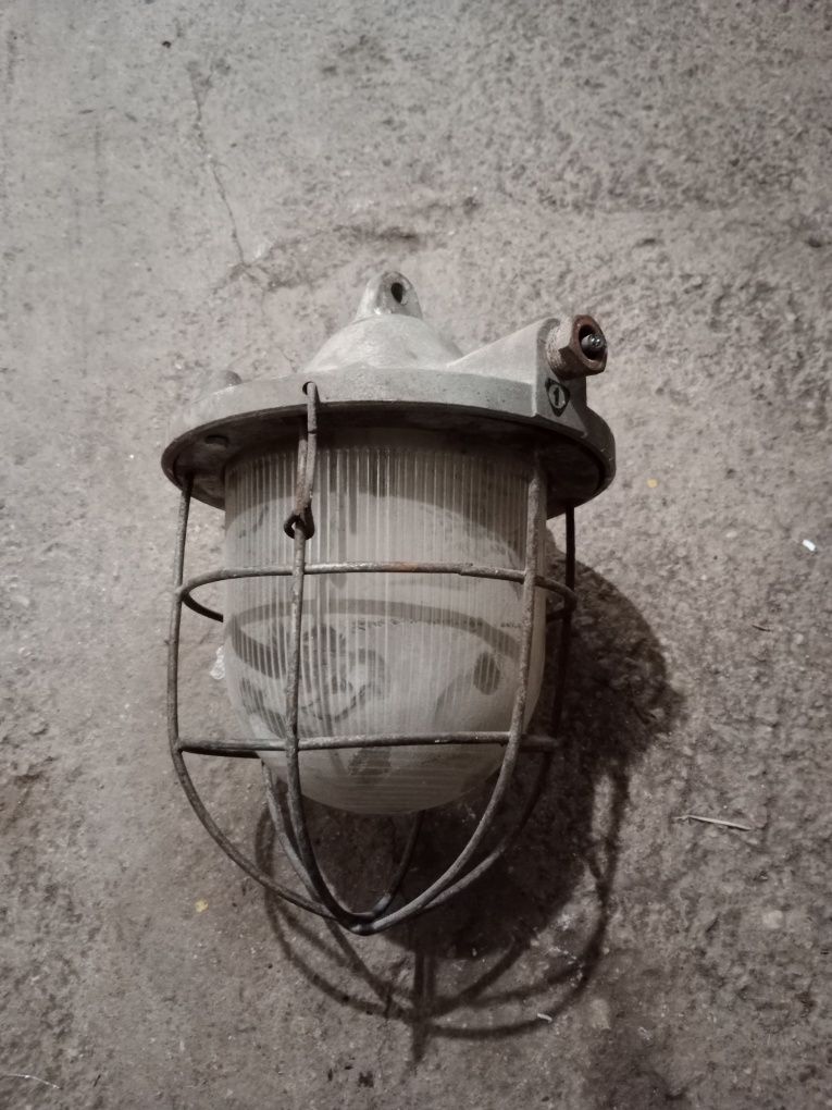 Lampa loft z czasów PRL.