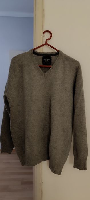 Camisola decote em V cinza . Usado. Tamanho 42
