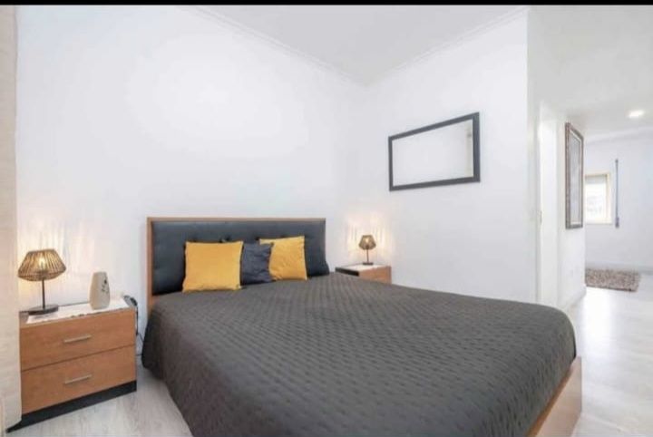 Quarto casal - Colchão 190×140 cm 2 mesas de cabeceira e um espelho