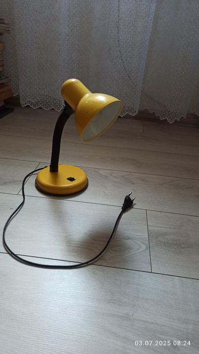 Продам настільну лампу