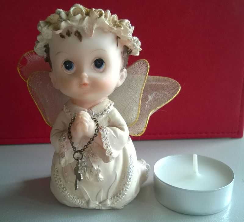 Figurki Aniołków Figurka Aniołek z różańcem modlący się klęczący 9cm