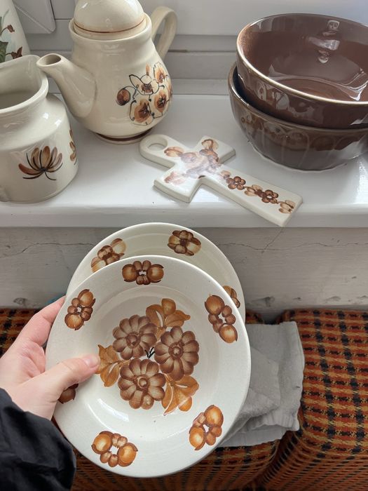 Zestaw dzbanek mlecznik talerzyki