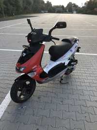 Skuter Aprilia SR50.