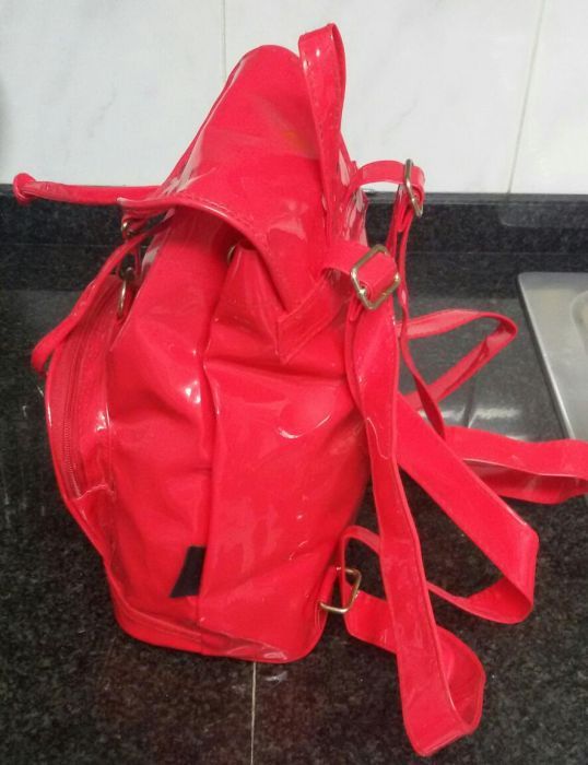 Vendo uma mochilas verniz . já com os invios incluídos