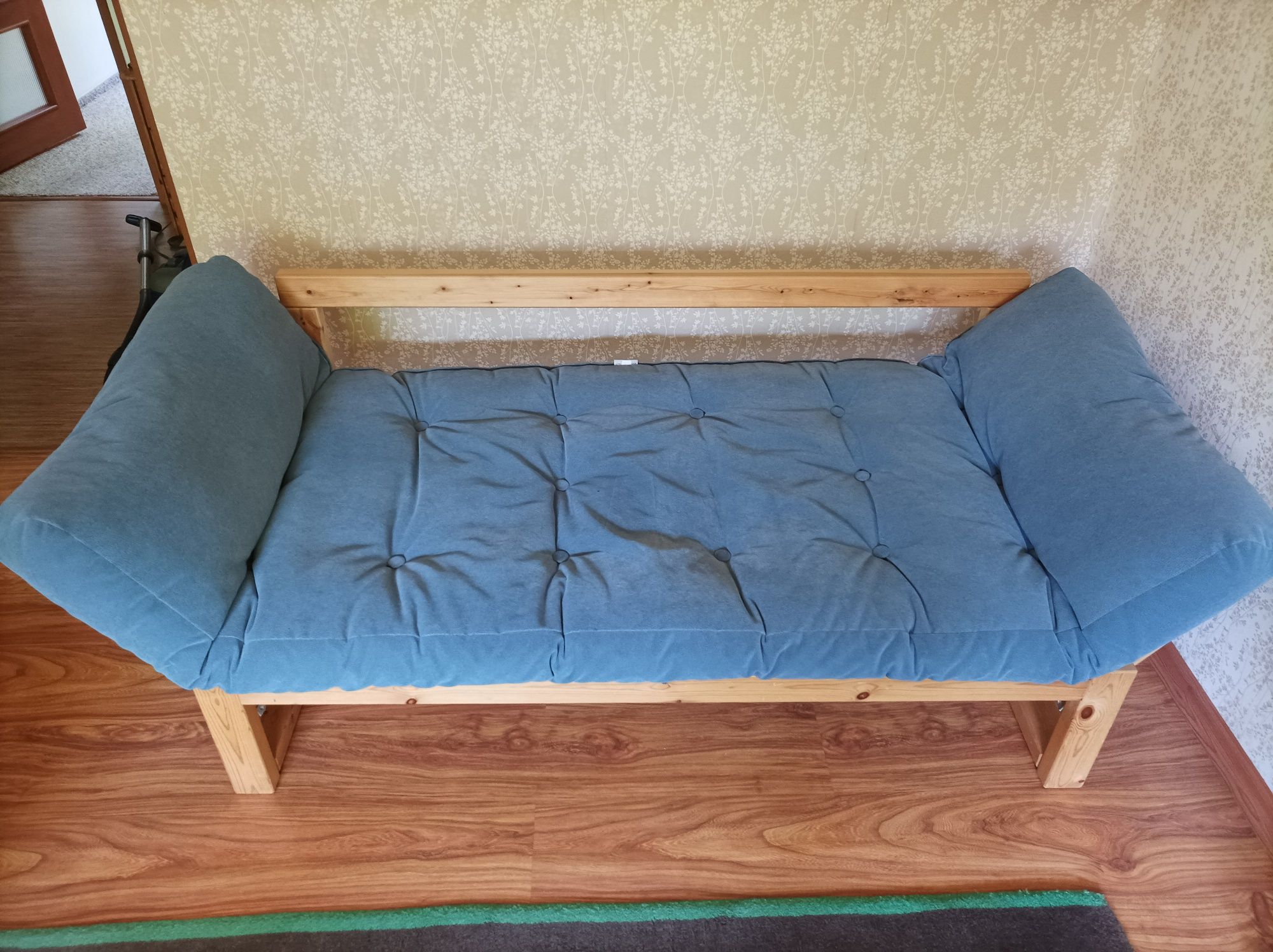 Rozkładana sofa w skandynawskim stylu z wygodnym, naturalnym materacem