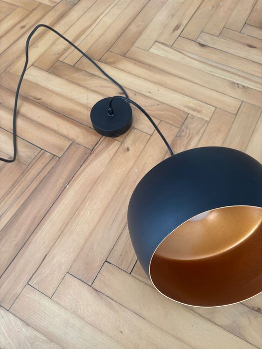 Lampa czarna wisząca, złoty środek