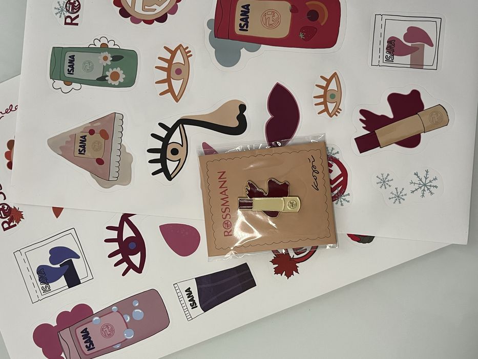 Pin szminka z naklejkami