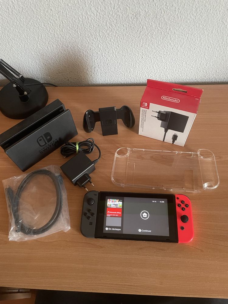 Nintendo Switch (V2) com Dock e Carregador, JoyCons, Grip, Acessorios