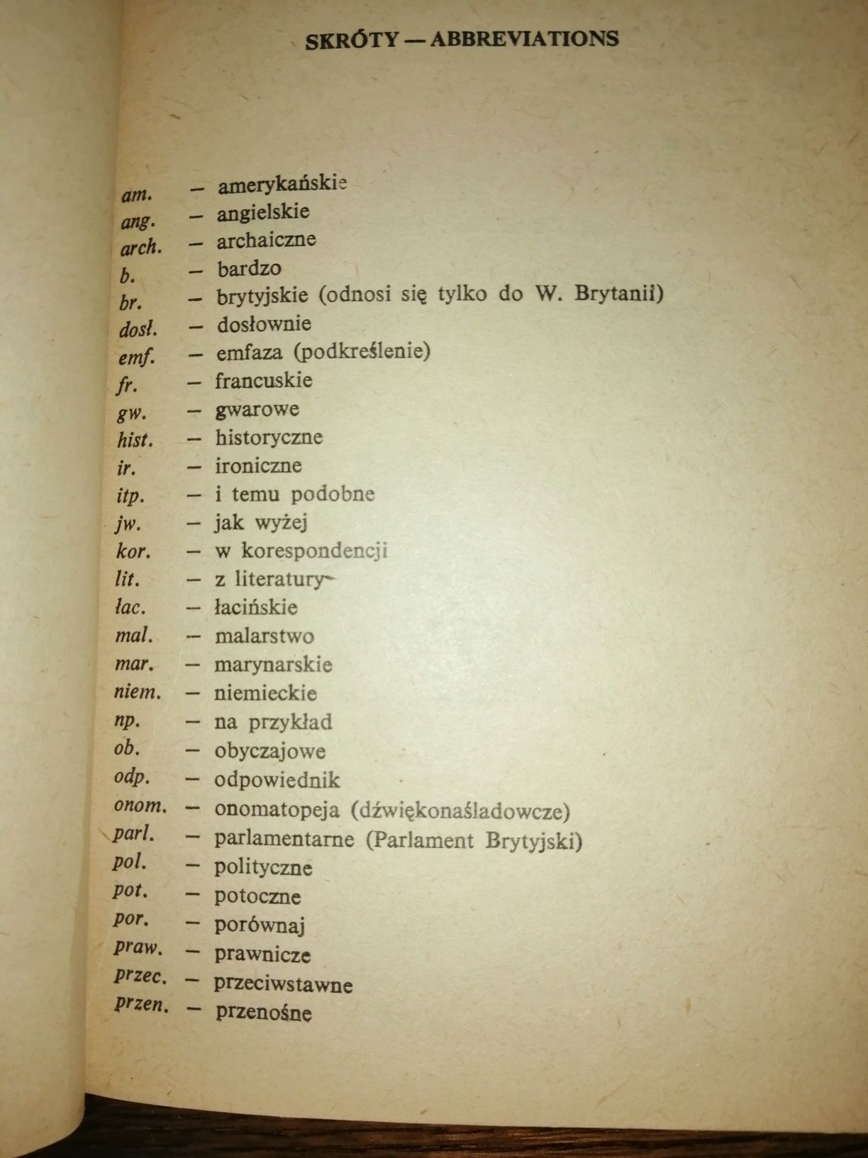 Angielsko - polski słownik idiomów i zwrotów