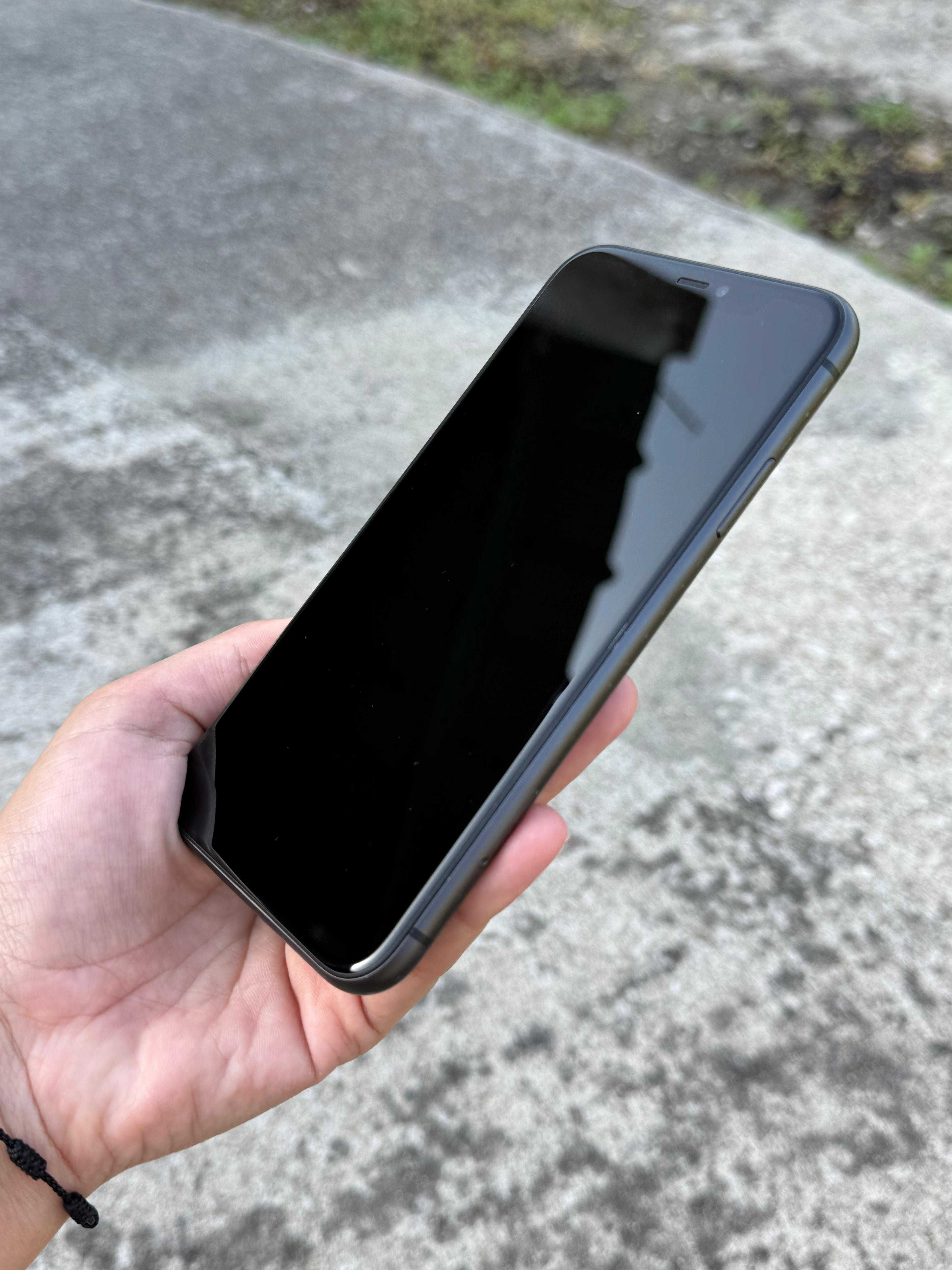 iPhone 11 preto 128GB com acessórios