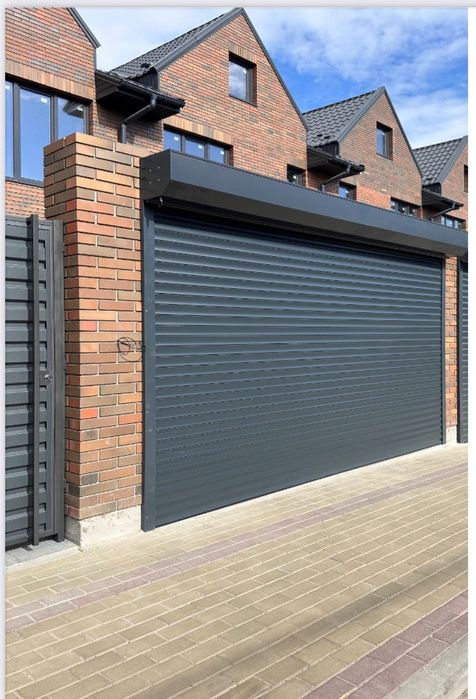 Цегляний ТАУНХАУС з переднім і заднім двором. Газ