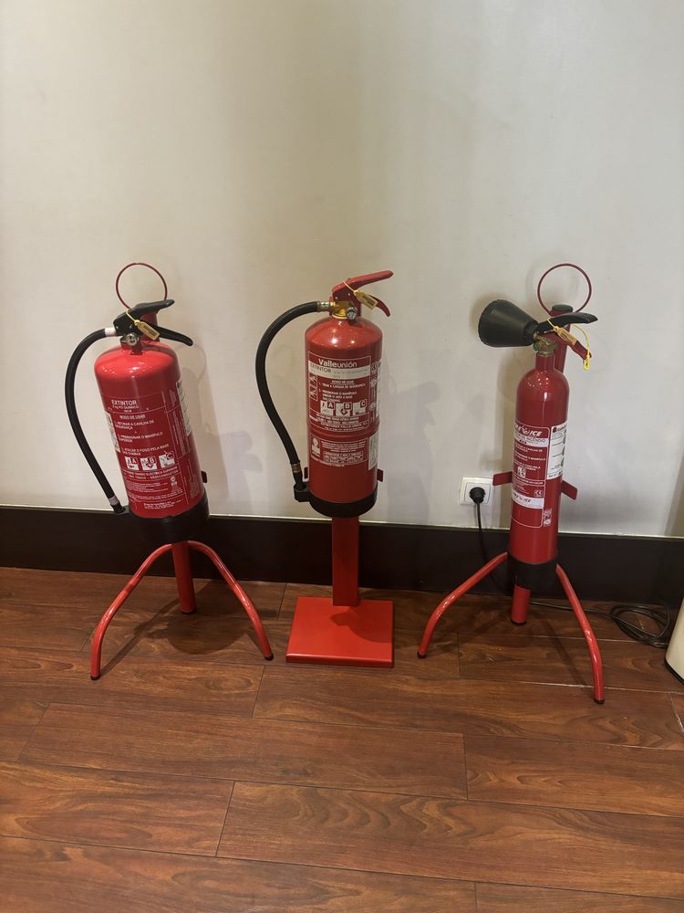 3 Extintores com suporte
