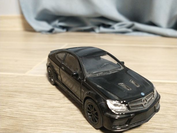 Samochodzik kolekcjonerski Mercedes-Benz C63 AMG