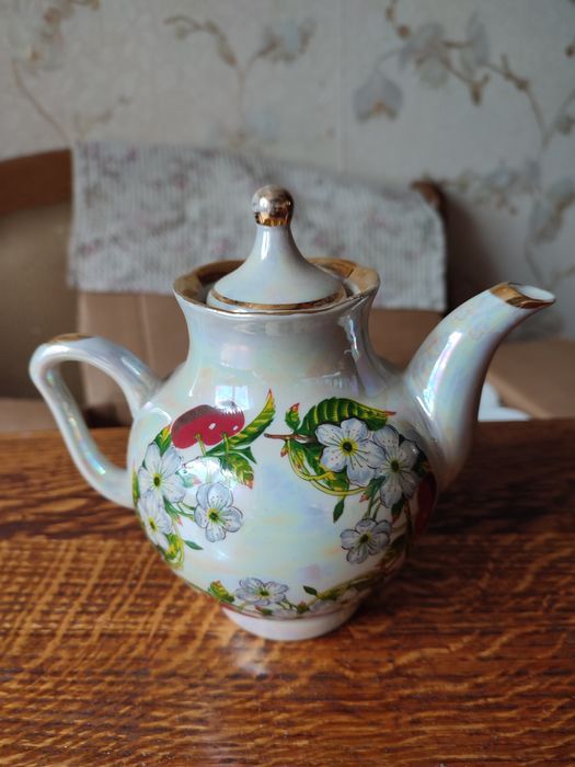 Салатник, чашки, чайник