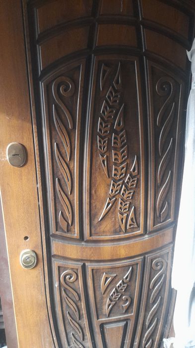 Дверь входная для домов.