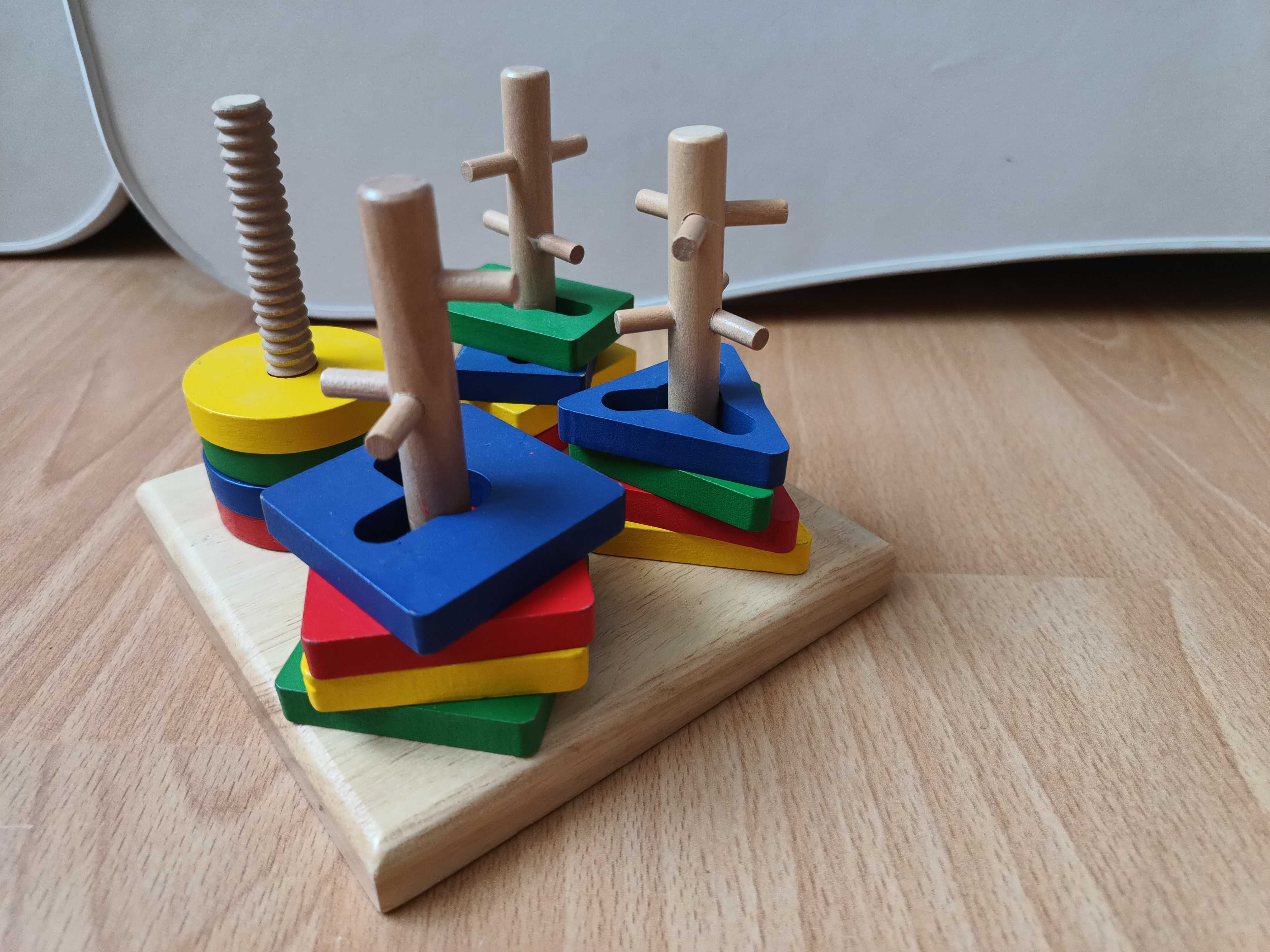 Cztery piramidy Smily Play zabawka manipulacyjna drewniana układanka