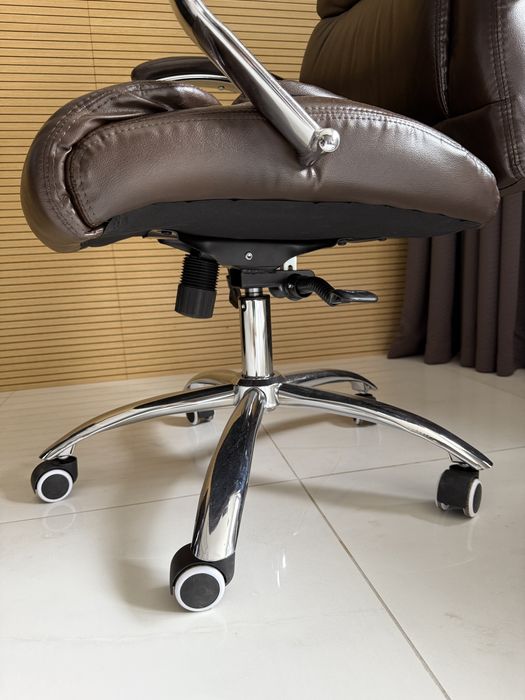 Шкіряне офісне крісло