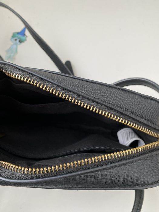 Bolsa preta a tiracolo da marca Vilanova