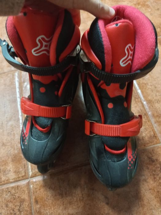 Patins em linha vermelho