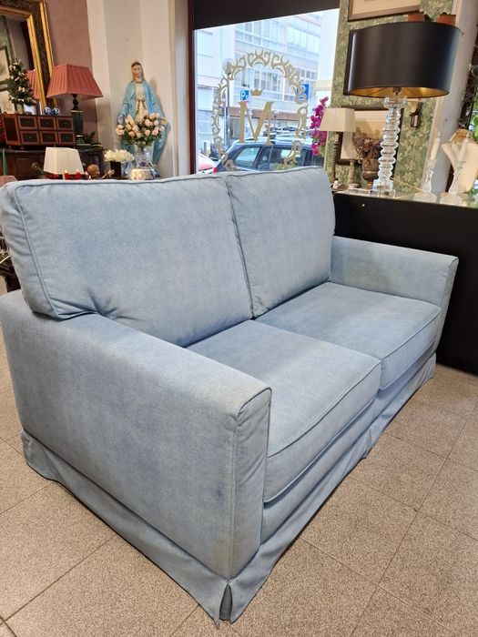 Sofá 2 Lugares em Tecido Azul. Conforto e Elegância.