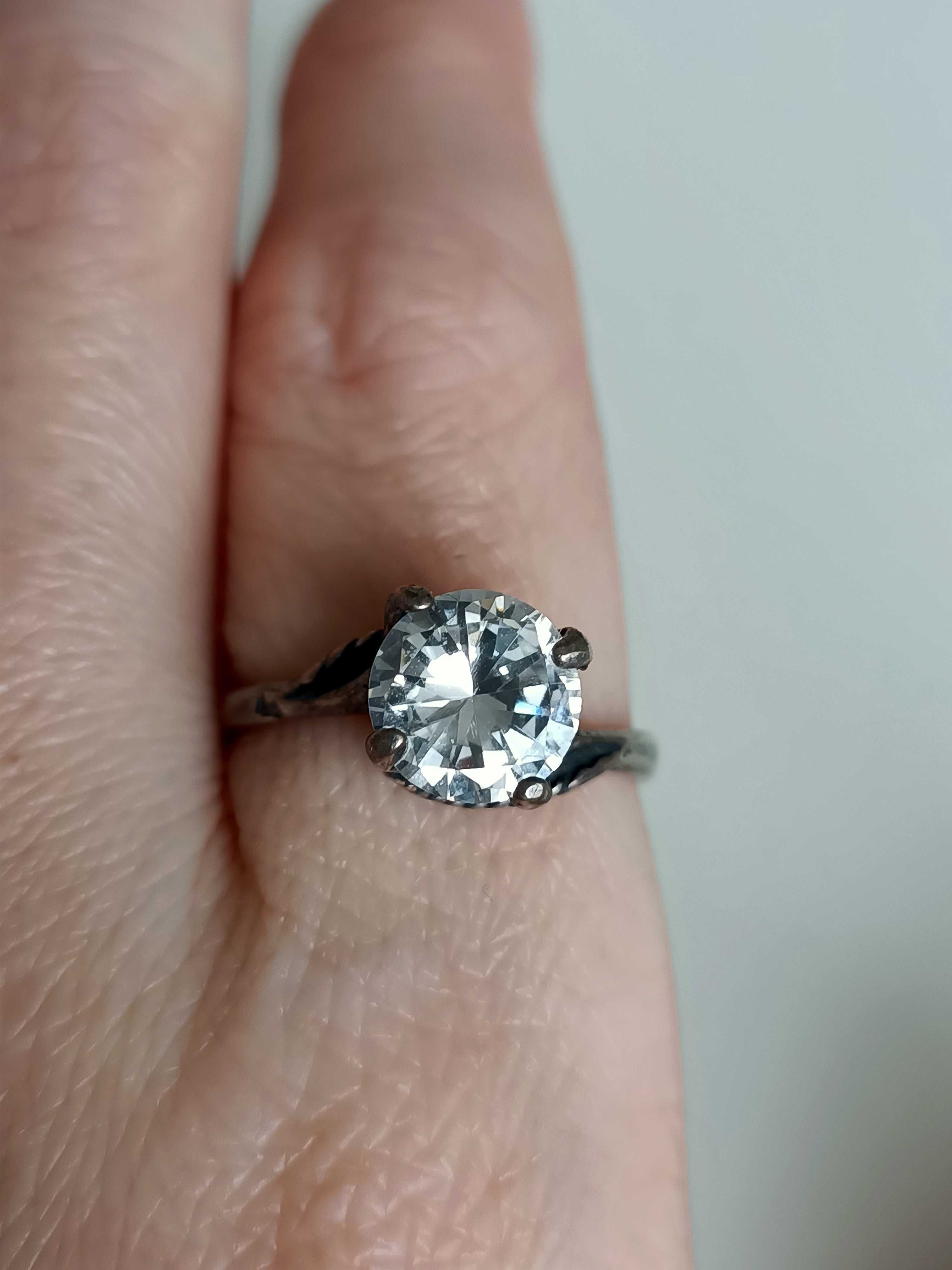 Pierścionek srebrny oksydowany z cyrkonią zaręczyny diament rękodzieło