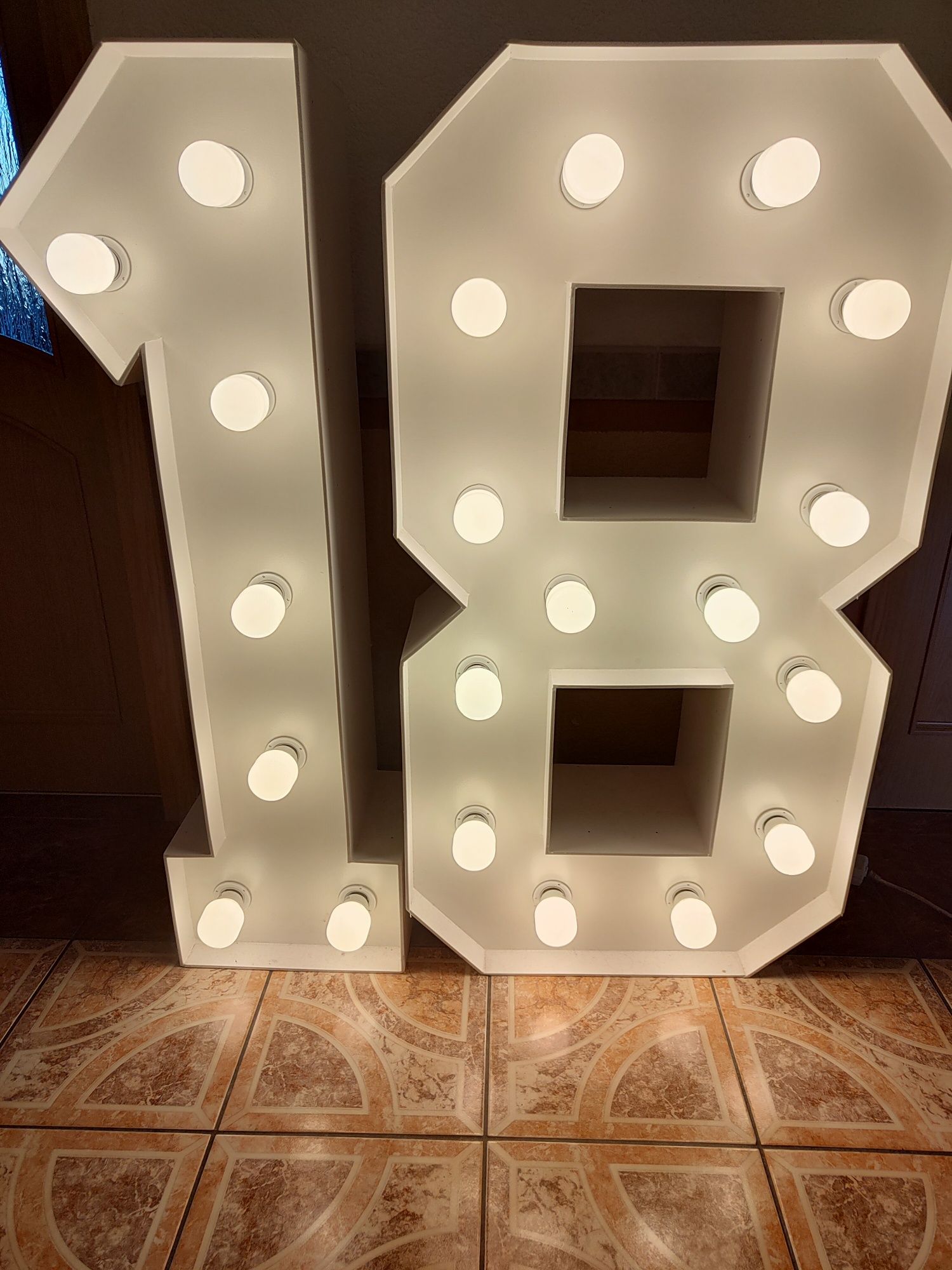 Cyfry podświetlane na 18 urodziny