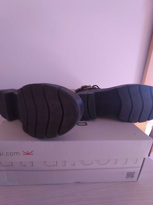 Botas botins tipo militar, pele, marca Atrai, como novas, tam. 36