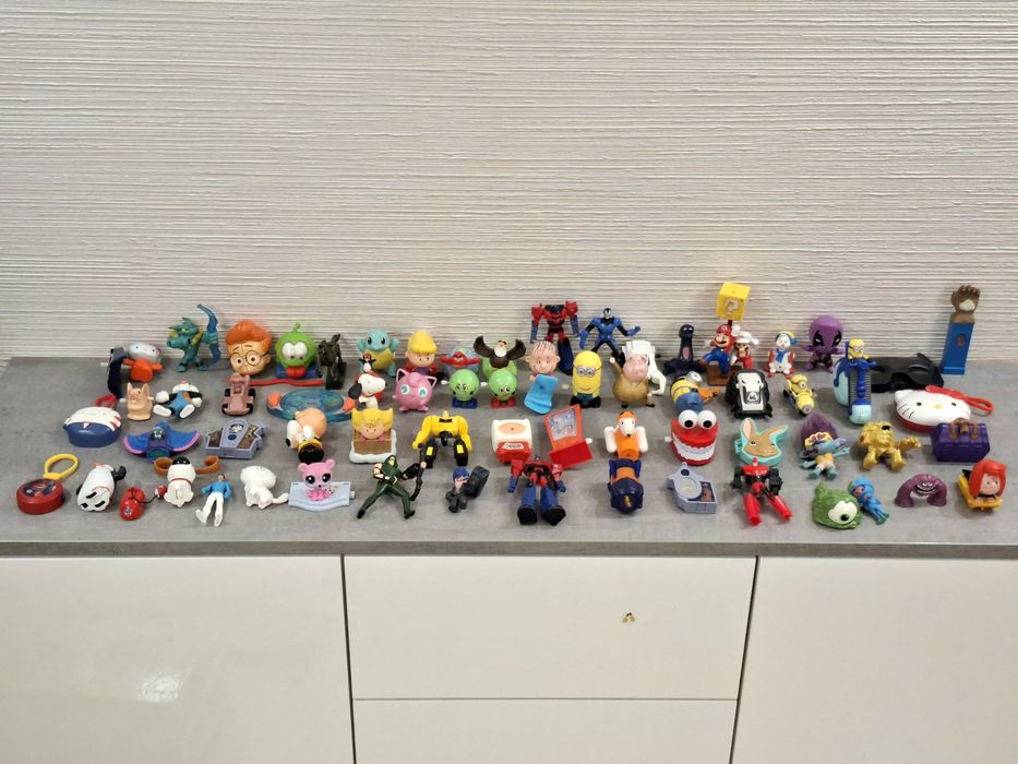 Іграшки, фігурки.